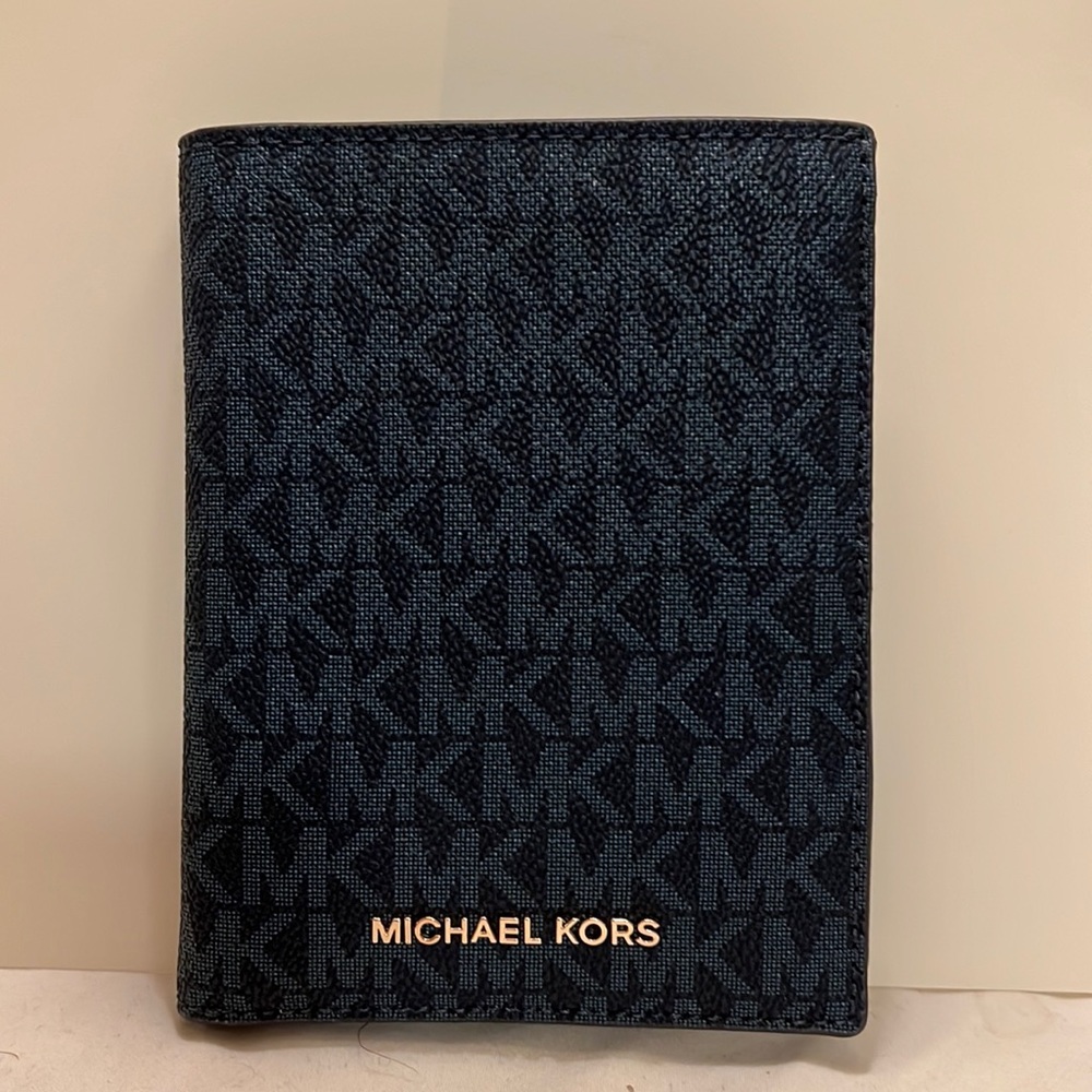 Michael Kors jet set travel wallet
